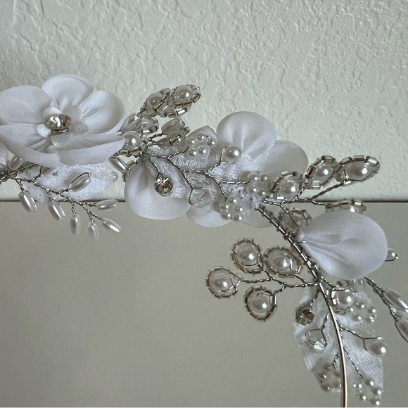 Girls floral jeweled headband hair accessory .  NWOT - Picture 5 of 9